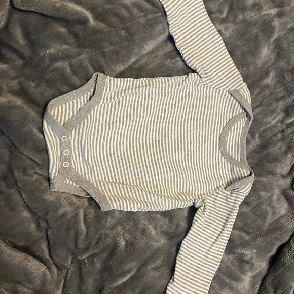 13-Piece Baby Girl Clothing Bundle size 3-6 months - Picture 4 of 16